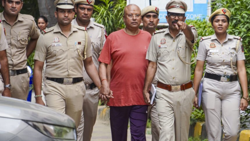 पुलिस-हिरासत-के-पहले-दिन-चैतन्यानंद-सरस्वती-ने-की-फ्रूट्स-की-डिमांड,-पूछताछ-में-नहीं-कर-रहा-सहयोग