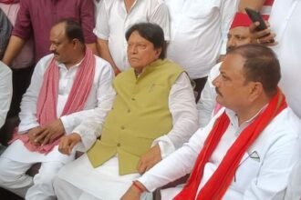 up:-पुलिस-ने-फिर-नजरबंद-किए-सपा-सांसद-रामजीलाल-सुमन,-घर-के-रास्ते-पर-लगाई-बैरिकेडिंग;-समर्थकों-की-जुटी-भीड़