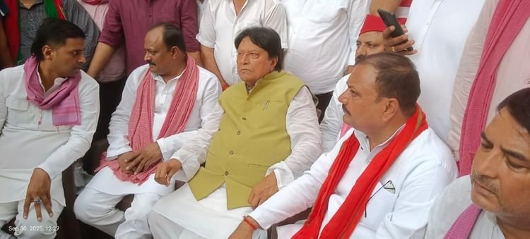 up:-पुलिस-ने-फिर-नजरबंद-किए-सपा-सांसद-रामजीलाल-सुमन,-घर-के-रास्ते-पर-लगाई-बैरिकेडिंग;-समर्थकों-की-जुटी-भीड़
