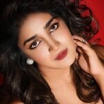 ‘निर्वस्त्र-वीडियो-बनाने-की-कोशिश-की’,-फेमस-एक्ट्रेस-पर-नौकरानी-ने-लगाया-आरोप,-बोली-कुत्तों-की-तरह-ट्रीट-किया