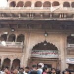 banke-bihari-mandir:-पुरानी-पोशाक-से-ही-हुआ-ठाकुर-जी-का-शृंगार,-नई-पोशाक-लिए-खडे़-रहे-शिष्य