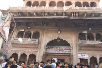 banke-bihari-mandir:-पुरानी-पोशाक-से-ही-हुआ-ठाकुर-जी-का-शृंगार,-नई-पोशाक-लिए-खडे़-रहे-शिष्य