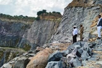 काली-कमाई-खपाने-को-gst-अफसरों-का-पैंतरा:-रॉयल्टी-बढ़ाकर-खरीदे-पहाड़;-बिल्डर-को-ढाल-बनाकर-अकूत-धन-लगाया-ठिकाने