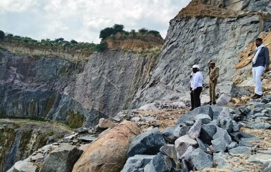काली-कमाई-खपाने-को-gst-अफसरों-का-पैंतरा:-रॉयल्टी-बढ़ाकर-खरीदे-पहाड़;-बिल्डर-को-ढाल-बनाकर-अकूत-धन-लगाया-ठिकाने