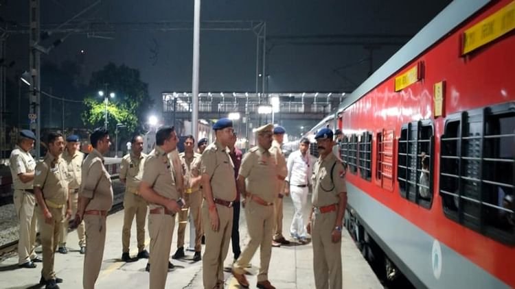 aligarh:-इटावा-में-बिगड़ी-बच्चे-की-तबीयत,-अलीगढ़-में-रोकी-ट्रेन,-मौत-पर-हंगामा,-15-मिनट-वक-खड़ी-रही-ट्रेन