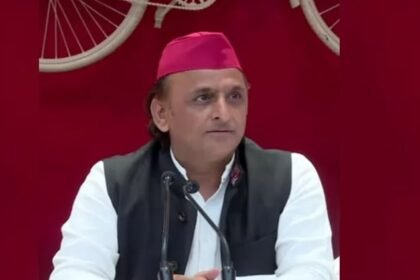 up-news:-सपा-मुखिया-अखिलेश-यादव-ने-बढ़ाया-बरेली-का-सियासी-पारा,-हवाई-अड्डे-पर-कार्यकर्ताओं-से-कही-यह-बात