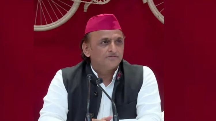 up-news:-सपा-मुखिया-अखिलेश-यादव-ने-बढ़ाया-बरेली-का-सियासी-पारा,-हवाई-अड्डे-पर-कार्यकर्ताओं-से-कही-यह-बात