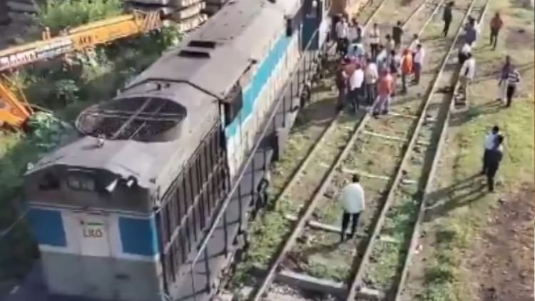 up:-हापुड़-रेलवे-स्टेशन-पर-ट्रेन-इंजन-पटरी-से-उतरा,-ट्रेनों-के-संचालन-पर-कोई-असर-नहीं