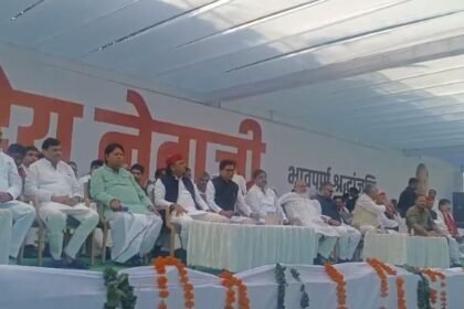 mulayam-singh-yadav:-नेताजी-की-तीसरी-पुण्यतिथि-पर-सैफई-में-उमड़ा-कुनबा,-भावुक-अखिलेश-यादव-ने-दी-श्रद्धांजलि