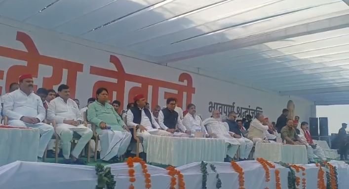 mulayam-singh-yadav:-नेताजी-की-तीसरी-पुण्यतिथि-पर-सैफई-में-उमड़ा-कुनबा,-भावुक-अखिलेश-यादव-ने-दी-श्रद्धांजलि