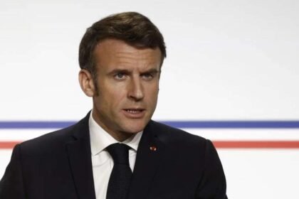 जापान-के-बाद-अब-फ्रांस-को-भी-मिल-सकता-है-नया-प्रधानमंत्री,-राजनीतिक-संकट-गहराने-से-मैक्रों-कर-सकते-हैं-ऐलान