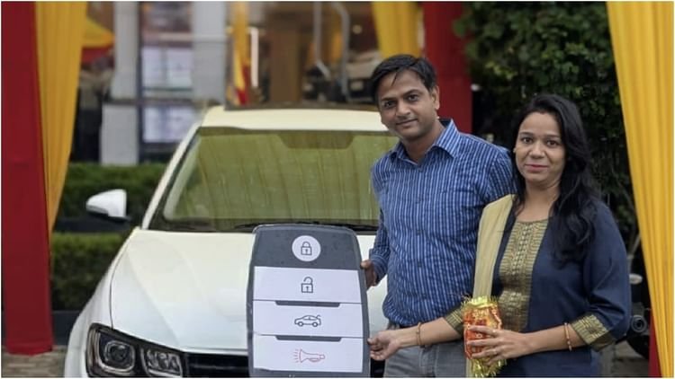 bareilly-news:-गहनों-से-आगे-बढ़ा-प्यार,-करवाचौथ-पर-महिलाओं-को-तोहफे-में-मिली-स्कूटी-और-कार