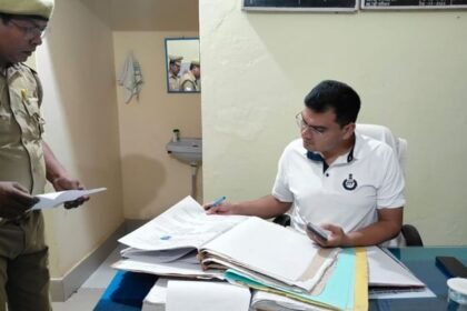 तस्वीरें:-सोनभद्र-के-एसपी-ने-दिखाए-तेवर,-रात-में-अचानक-पहुंचे-थाने;-लापरवाही-पर-एसओ-समेत-दो-को-किया-लाइन-हाजिर