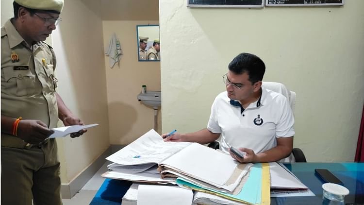 तस्वीरें:-सोनभद्र-के-एसपी-ने-दिखाए-तेवर,-रात-में-अचानक-पहुंचे-थाने;-लापरवाही-पर-एसओ-समेत-दो-को-किया-लाइन-हाजिर