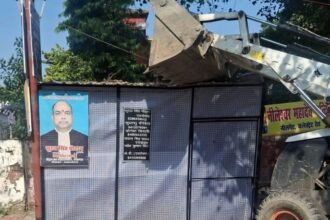 lucknow:सड़क,-फुटपाथ-पर-बने-वकीलों-के-20-चैंबरों-पर-चला-बुलडोजर,-डीएम-ऑफिस-के-पास-पुलिस-व-नगर-निगम-की-कार्रवाई