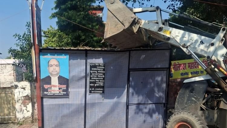 lucknow:सड़क,-फुटपाथ-पर-बने-वकीलों-के-20-चैंबरों-पर-चला-बुलडोजर,-डीएम-ऑफिस-के-पास-पुलिस-व-नगर-निगम-की-कार्रवाई
