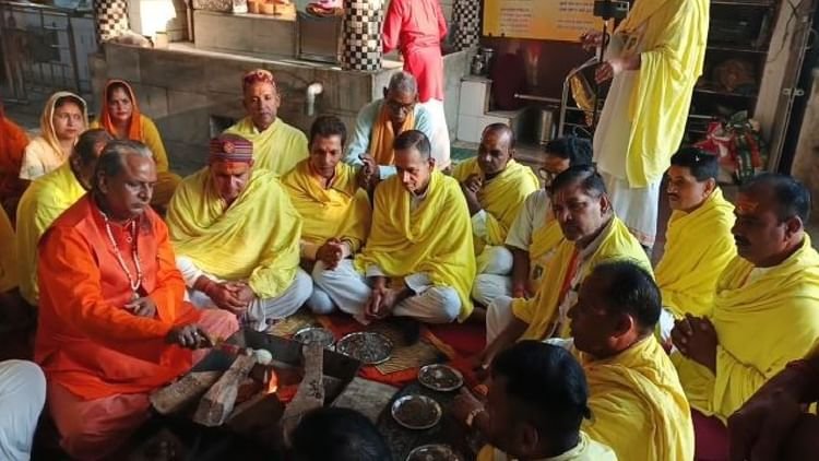 संत-प्रेमानंद-के-लिए-हुआ-यज्ञ:-बरेली-में-मुस्लिम-समुदाय-के-लोगों-ने-भी-दी-आहूति,-स्वास्थ्य-लाभ-की-कामना