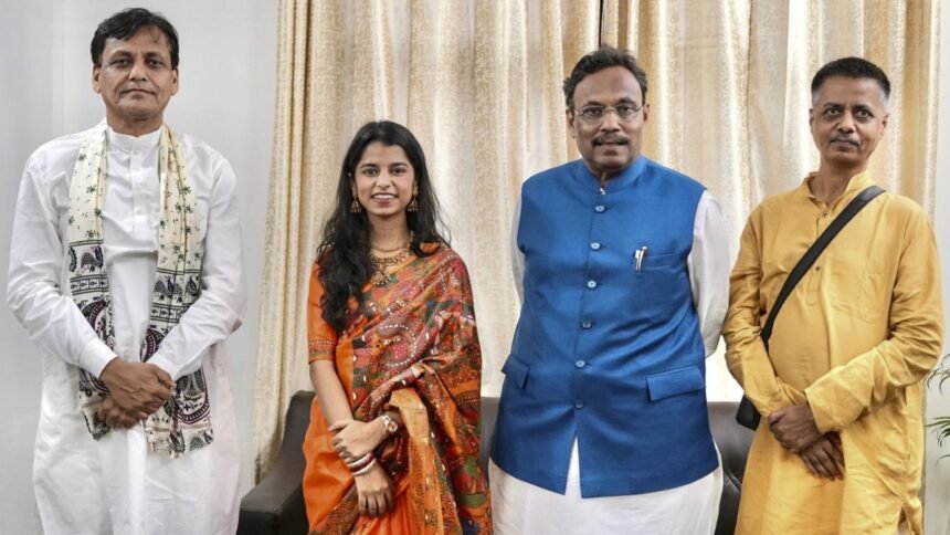 बिहार-चुनाव:-गायिका-मैथिली-ठाकुर-भाजपा-में-हुईं-शामिल,-इस-सीट-से-लड़-सकती-हैं-चुनाव