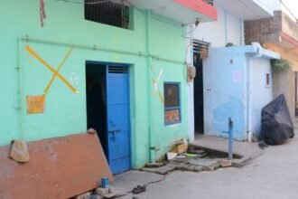 up:-बरेली-में-40-मकानों-पर-लगे-निशान…-चल-सकता-है-बुलडोजर;-लोग-बोले-वर्षों-से-यहां-रह-रहे,-अब-कहां-जाएं