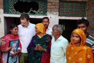up:-फतेहपुर-में-हरिओम-के-परिवार-से-मिले-राहुल-गांधी,-बोले-सरकार-इन्हें-न्याय-दे,-परिवार-के-लोग-बीमार-हैं