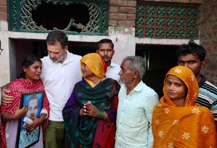up:-फतेहपुर-में-हरिओम-के-परिवार-से-मिले-राहुल-गांधी,-बोले-सरकार-इन्हें-न्याय-दे,-परिवार-के-लोग-बीमार-हैं