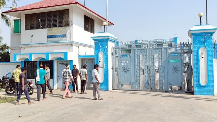 संभल-मीट-फैक्टरी-में-छापा:-मदरसे-में-छिपाए-दस्तावेज.-दिल्ली-में-संचालक,-टीम-ने-खतरनाक-हालात-में-की-कार्रवाई