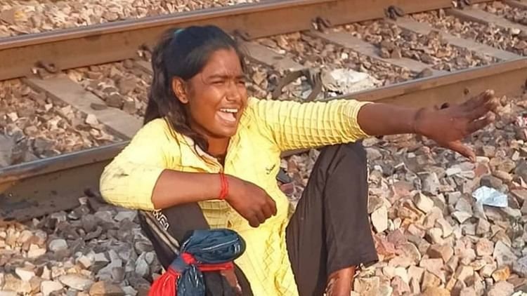 यह-है-पापा-की-प्यारी-फूलमाला:-एक-पैर-कटा,-दूसरे-पैर-के-6-इंच-के-हिस्से-में-31-जगह-टूटी-हड्डी,-पर-नहीं-मुरझाई