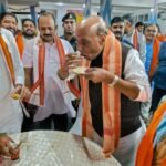 up:-राजनाथ-ने-चखी-लखनवी-चाट,-चाव-से-खाए-पानी-बताशे;-दिवाली-समारोह-में-कार्यकर्ताओं-से-खुलकर-मिले-रक्षा-मंत्री
