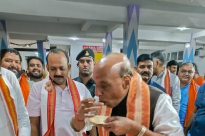up:-राजनाथ-ने-चखी-लखनवी-चाट,-चाव-से-खाए-पानी-बताशे;-दिवाली-समारोह-में-कार्यकर्ताओं-से-खुलकर-मिले-रक्षा-मंत्री