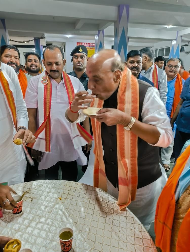 up:-राजनाथ-ने-चखी-लखनवी-चाट,-चाव-से-खाए-पानी-बताशे;-दिवाली-समारोह-में-कार्यकर्ताओं-से-खुलकर-मिले-रक्षा-मंत्री