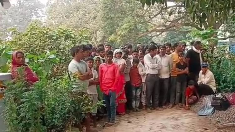 raebareli-news:-मंदिर-में-सो-रहे-पुजारी-को-बदमाशों-ने-आधी-रात-कुल्हाड़ी-से-काट-डाला,-ग्रामीणों-में-आक्रोश