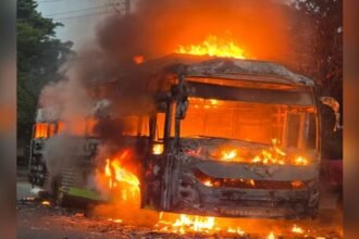 up-news:-लखीमपुर-खीरी-में-स्लीपर-बस-में-लगी-भीषण-आग,-यात्रियों-ने-खिड़कियों-से-कूदकर-बचाई-जान;-20-झुलसे