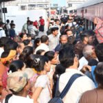 kanpur:-पूर्वांचल-की-ट्रेनों-में-भारी-भीड़,-पैर-रखने-की-जगह-नहीं;-ट्रेन-के-गेट-पर-लटककर-सफर-करते-दिखे-यात्री