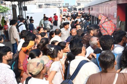 kanpur:-पूर्वांचल-की-ट्रेनों-में-भारी-भीड़,-पैर-रखने-की-जगह-नहीं;-ट्रेन-के-गेट-पर-लटककर-सफर-करते-दिखे-यात्री