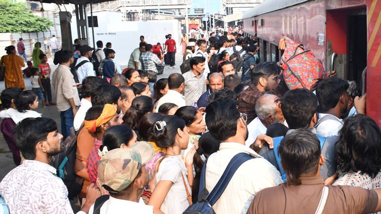 kanpur:-पूर्वांचल-की-ट्रेनों-में-भारी-भीड़,-पैर-रखने-की-जगह-नहीं;-ट्रेन-के-गेट-पर-लटककर-सफर-करते-दिखे-यात्री