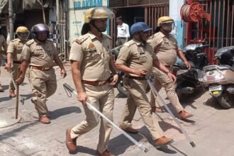 पंचायत-चुनाव-2026:-प्रधानी-के-लिए-वर्चस्व-की-जंग,-पुलिस-के-सामने-पथराव;-खदेड़ने-के-लिए-वर्दीवालों-ने-चलाई-लाठी