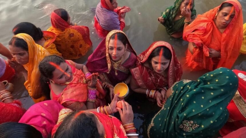 नाक-से-मांग-तक-सिंदूर-लगाने-के-पीछे-क्या-है-पौराणिक-कथा-और-वैज्ञानिक-कारण,-जानिए-छठ-पूजा-में-इसका-महत्व