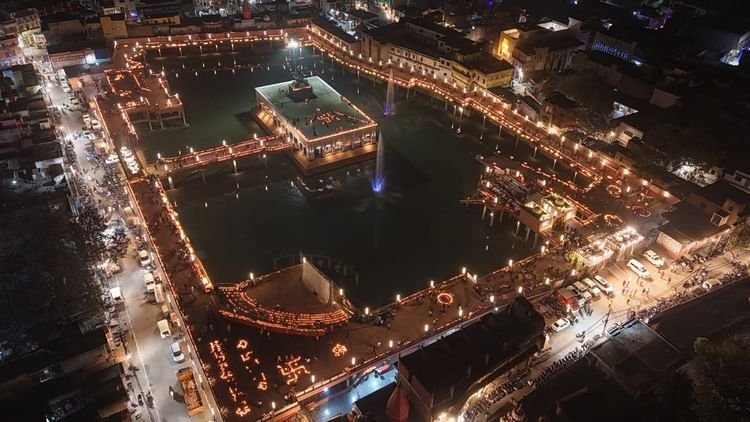 एक-दीप-स्वच्छता-के-नाम:-51-हजार-दीपों-और-लेजर-शो-से-रोशन-हुआ-अचल-सरोवर,-अगले-सला-जलेंगे-एक-लाख-दीप