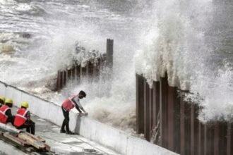 cyclone-montha:-तेजी-से-बढ़-रहा-चक्रवाती-तूफान,-इन-राज्यों-में-अलर्ट,-सरकारी-कर्मचारियों-की-छुट्टी-रद्द,-सेना-तैयार