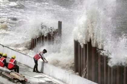 cyclone-montha:-तेजी-से-बढ़-रहा-चक्रवाती-तूफान,-इन-राज्यों-में-अलर्ट,-सरकारी-कर्मचारियों-की-छुट्टी-रद्द,-सेना-तैयार