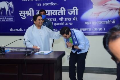 up:-बसपा-की-मुस्लिम-समाज-भाईचारा-संगठन-की-बैठक-में-पहुंची-मायावती,-आकाश-आनंद-ने-पैर-छूकर-किया-आशीर्वाद