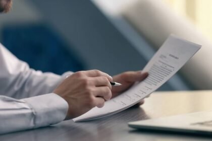 यूपी-में-गजब-हाल-है:-जिम्मेदारों-ने-झोले-में-समेटा-सिस्टम,-यहां-प्रमाणपत्रों-के-लिए-रोज-भटकते-हैं-10-हजार-लोग