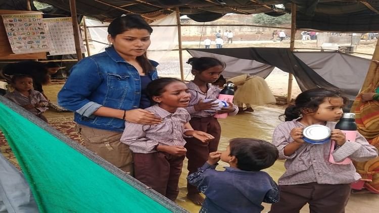 हमारा-स्कूल-मत-तोड़ो:-एडीए-ने-बरौला-में-दस-हजार-वर्ग-मीटर-जमीन-मुक्त-कराई,-विद्यालय-तोड़ने-पर-रोने-लगे-बच्चे