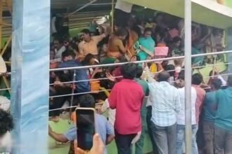 श्रीकाकुलम-के-श्री-वेंकटेश्वर-स्वामी-मंदिर-में-श्रद्धालुओं-की-एंट्री-पर-रोक,-भगदड़-के-बाद-एक्शन-में-पुलिस