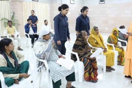 जनता-दर्शन:-एक-एक-फरियादी-से-मिले-सीएम-योगी,-अफसरों-को-दिए-निर्देश-समय-सुलझाने-के-बाद-फीडबैक-लें