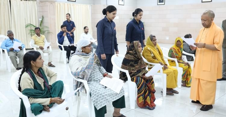 जनता-दर्शन:-एक-एक-फरियादी-से-मिले-सीएम-योगी,-अफसरों-को-दिए-निर्देश-समय-सुलझाने-के-बाद-फीडबैक-लें