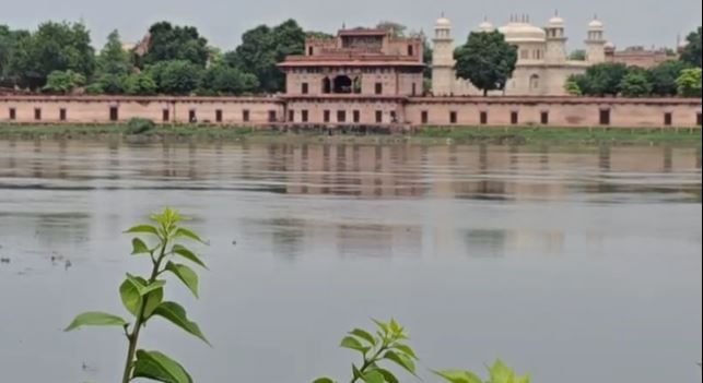 agra:-यमुना-में-छलांग-लगा-रही-थी-महिला,-राहगीरों-ने-देखते-ही-लगा-दी-दौड़;-ऐसे-बचाई-उसकी-जान
