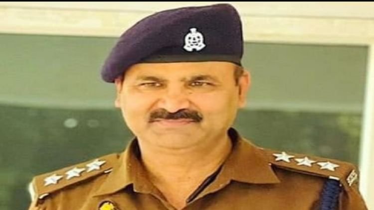 up:-अपराधियों-से-रिश्ता,-अकूत-संपत्ति…मैनपुरी-में-तैनात-सीओ-निलंबित;-पुलिस-अधिकारी-पर-ये-गंभीर-आरोप