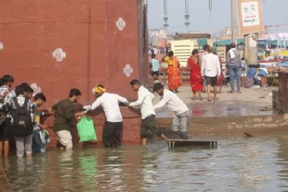varanasi-floods:-स्थिर-हुआ-गंगा-का-जलस्तर,-12-घाटों-का-संपर्क-टूटा;-अगले-सप्ताह-तक-बना-रहेगा-ठहराव