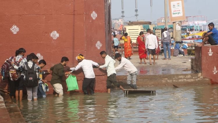 varanasi-floods:-स्थिर-हुआ-गंगा-का-जलस्तर,-12-घाटों-का-संपर्क-टूटा;-अगले-सप्ताह-तक-बना-रहेगा-ठहराव
